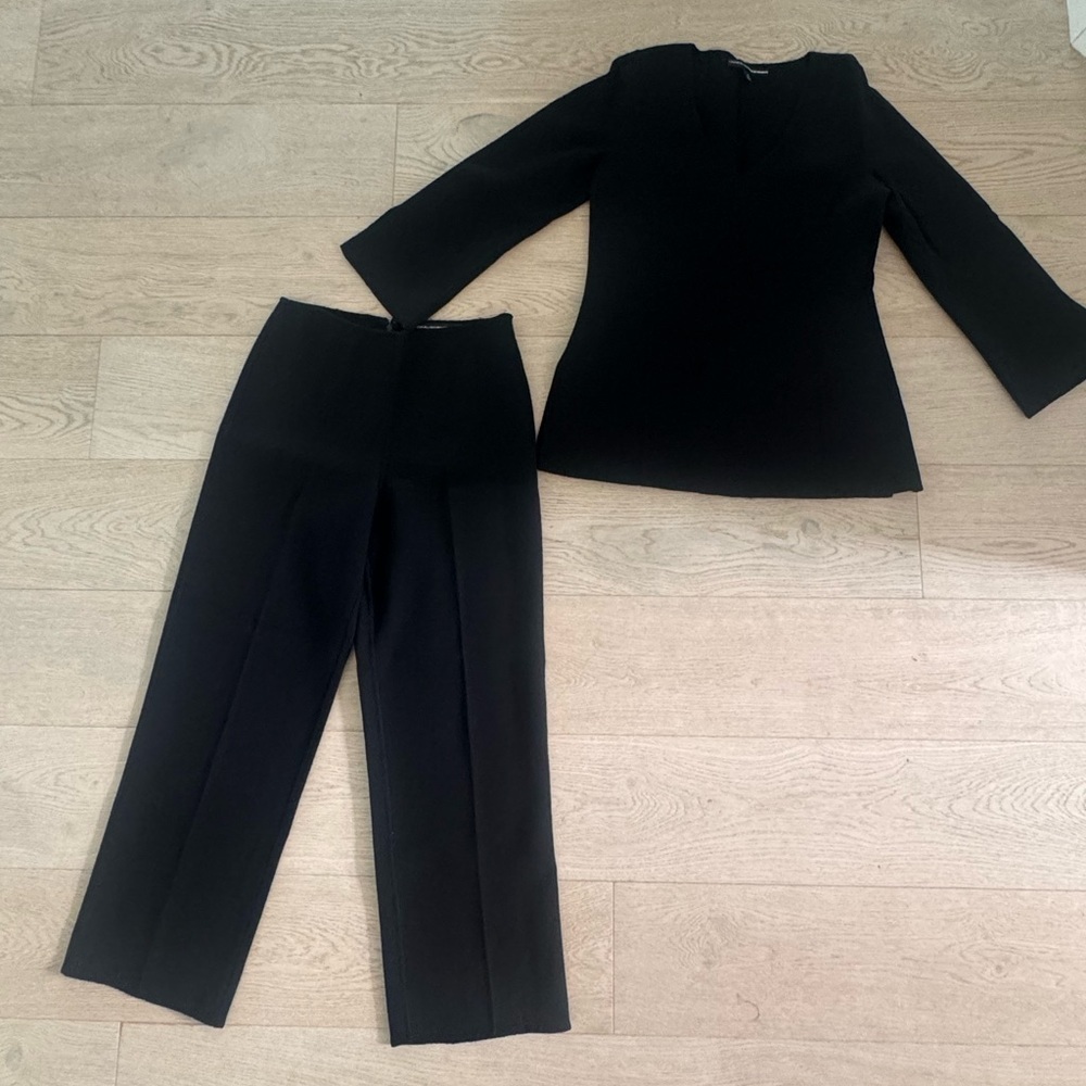 Linda Allard Ellen Tracy 100% wool V neck black pant suit